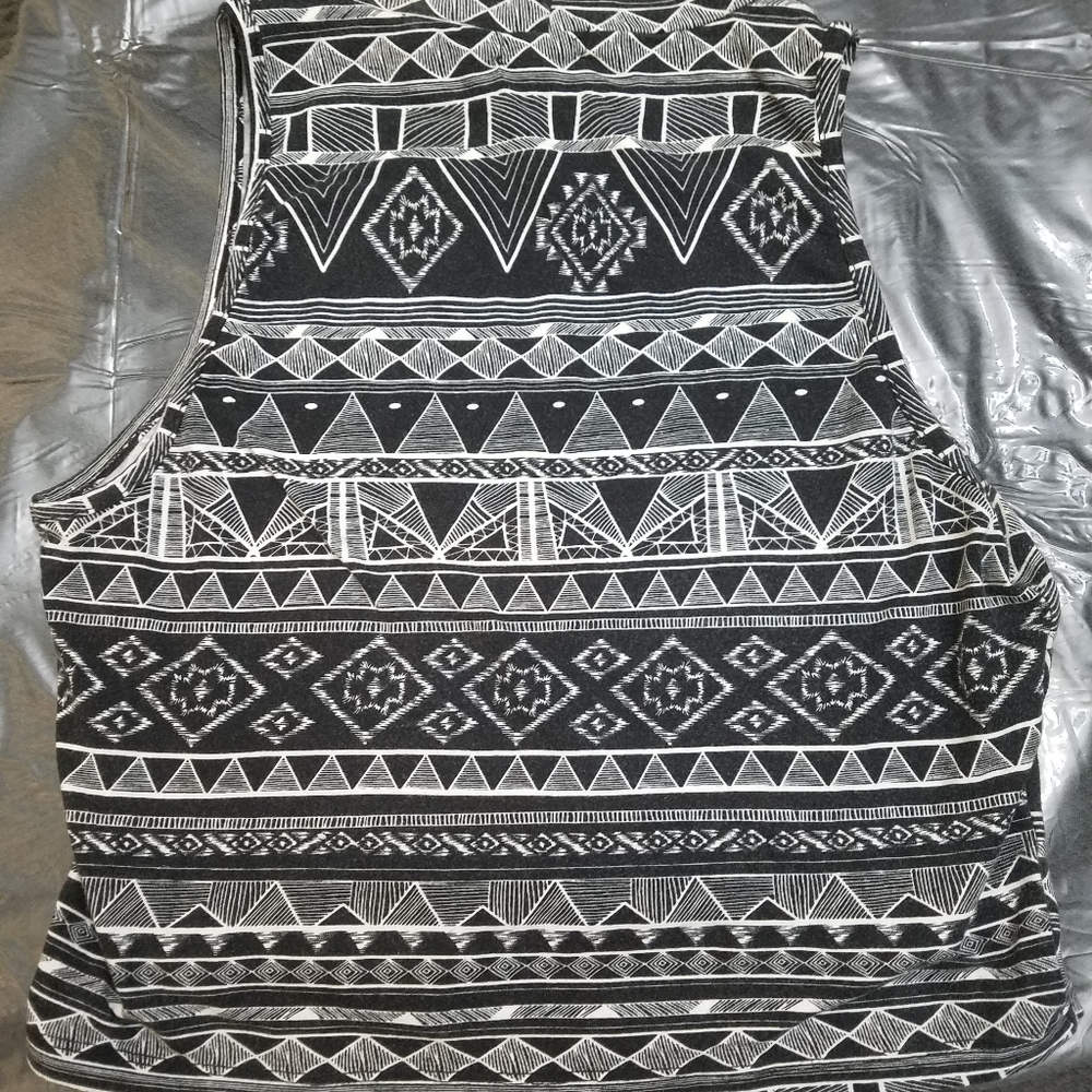 Black Pattern Crop Top - Picture 2 of 2